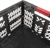 Close-up view of the corner of a black folding crate with a red handle. Anteprima dell’immagine prodotto