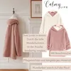 A collage of images showcasing a reversible hoodie blanket in different colors and styles, with text highlighting its features. Produktbild-Vorschau