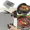 Collage, die eine schwarze Grillmatte aus Netz zeigt, die mit einer Schere geschnitten und auf einem Grill mit verschiedenen Lebensmitteln verwendet wird Productafbeelding-voorbeeld