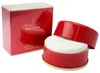 Elizabeth Arden Red Door Körperpuder mit eleganter roter Dose, goldener Beschriftung und weicher Quaste zum Auftragen. Produktbild-Vorschau