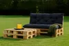 Outdoor seating area with pallet furniture and drinks. Produktbild-Vorschau