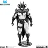 A black and white action figure of Batman standing on a display base. Anteprima dell’immagine prodotto
