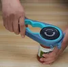 A person is using a multi-functional jar opener to open a jar of tomato sauce. Produktbild-Vorschau