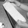 A person is holding a white microfiber mop pad over a black mop head. Anteprima dell’immagine prodotto