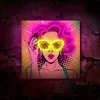 A neon art piece of a woman with pink hair and yellow sunglasses with 'WOW' written on them, mounted on a textured wall. Voir les images du produit