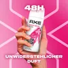 A hand holding a can of Axe Anarchy for Her deodorant spray against a pink geometric background. Anteprima dell’immagine prodotto