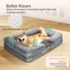 A dog is resting on a gray dog bed with text overlays and diagrams highlighting its features. Produktbild-Vorschau