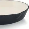 Close-up view of the edge of an enameled cast iron frying pan. Produktbild-Vorschau