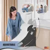 A woman is adjusting an orthopedic wedge pillow on a bed, with inset images showing the pillow in use for sleeping and reading. Anteprima dell’immagine prodotto