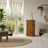 A living room scene with a wooden decorative column, plants, and a rug. Voir les images du produit