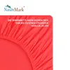 A close-up of a red fitted sheet with text overlay. Produktbild-Vorschau