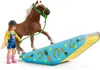 A toy horse and rider are positioned on a blue ramp with carrot and horseshoe decorations. Anteprima dell’immagine prodotto