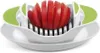 A tomato slicer with a sliced tomato in it, placed on a white plate. Produktbild-Vorschau