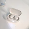 A pair of white Philips in-ear headphones in their charging case, with the lid open. Produktbild-Vorschau