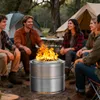 A group of friends are sitting around a bonfire at a campsite, with tents in the background. Produktbild-Vorschau