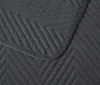 Tmavě šedý sametový přehoz na postel se vzorem ARROW VELVET Náhled obrázku produktu 4