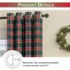 A close-up of plaid curtains with a Christmas wreath in the background. Voir les images du produit