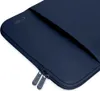 A close-up view of a dark blue laptop sleeve. Anteprima dell’immagine prodotto