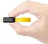 A hand is holding a small USB-C cable with a yellow lanyard. Anteprima dell’immagine prodotto