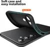 A black phone case is shown being fitted onto a black smartphone. Produktbild-Vorschau