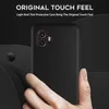 A hand holding a black phone case with a black background. Anteprima dell’immagine prodotto