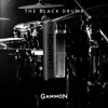 A perfume bottle and its packaging are displayed in front of a drum set. Produktbild-Vorschau