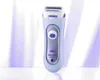A Braun Silk & Soft BodyShave ladyshaver is shown against a light purple and white background. Voir les images du produit