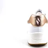 The back of a white sneaker with rose gold accents on a white background. Náhled obrázku produktu
