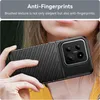 A person holding a black phone case with a brushed texture. Produktbild-Vorschau