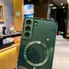 A close-up shot of the back of a green smartphone case with a magnetic ring for MagSafe charging. Náhled obrázku produktu