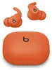 An orange Beats by Dr. Dre Powerbeats Fit wireless earbuds and charging case are displayed against a white background. Anteprima dell’immagine prodotto