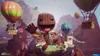 Sackboy is jumping in the air with hot air balloons in the background. Produktbild-Vorschau
