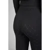 Close-up of the lower back and upper legs of a person wearing black leggings. Produktbild-Vorschau