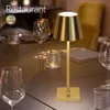 A table setting in a restaurant with a gold LED table lamp. Anteprima dell’immagine prodotto