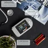 A pulse oximeter and stethoscope are laid out on a dark surface, with annotations pointing to different parts and accessories. Produktbild-Vorschau