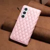 A pink quilted phone case is shown on a brown leather background. Produktbild-Vorschau