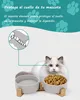 A cat is sitting in front of elevated food bowls, with an illustration showing the benefits of elevated bowls for a pet's neck and digestion. Produktbild-Vorschau