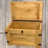 Rustikale Holztruhe auf Rädern 80 cm. Truhe mit Holzdeckel Produktbild-Vorschau 3