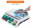 A digital weighing scale being cleaned with a blue cloth. Voir les images du produit