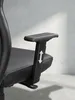 Detailansicht der höhenverstellbaren schwarzen Armlehnen des modernen Bürostuhls mit Pfeilmarkierung für die stufenlose ergonomische Anpassung._#sku_BARSPM1.800# Produktbild-Vorschau