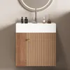 A bathroom vanity with a sink and faucet, decorated with toiletries. Voir les images du produit