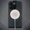 A black leather iPhone case with red stitching is shown from the back, with a white MagSafe charger attached. Anteprima dell’immagine prodotto