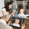 A collage showing a woman using a smartphone to send a photo to a digital frame displaying a baby, and an older person looking at the same frame. Produktbild-Vorschau