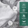 Close-up of a soft, fluffy blanket with feature callouts. Náhled obrázku produktu