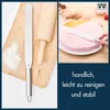 A collage showing a palette knife and rolling pin on a cutting board, and a hand frosting a cake with the palette knife. Text describes the product's features. Produktbild-Vorschau