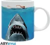 A mug featuring the iconic Jaws movie poster image, with a shark emerging from the water towards a swimmer. Anteprima dell’immagine prodotto