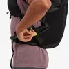 Der Rucksack "Trailblazer 25" von Montane; getragen von einer Person; die eine Hand in die Seitentasche greift. Produktbild-Vorschau