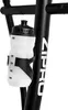 A close-up of a water bottle attached to the frame of a fitness machine. Produktbild-Vorschau