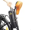 A hand is shown holding the battery of an electric bicycle. Produktbild-Vorschau