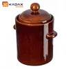 A brown ceramic pot with a lid and handles, on a white background. Anteprima dell’immagine prodotto
